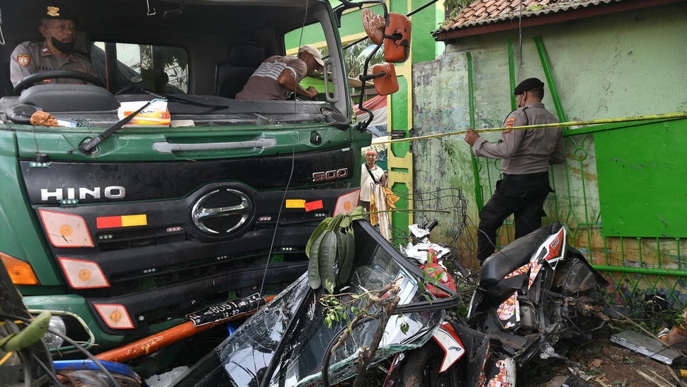 Truk Kontainer Ugal-ugalan di Tangerang: Bagaimana Respons Polisi?
